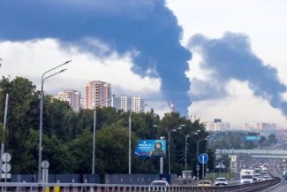 Zece răniţi, inclusiv trei chinezi, în Rusia, în atacuri ucrainene masive cu dronă vizând instalaţii strategice. Centre logistice şi un depozit de petrol, atinse. Incendiu la instalaţie industrială Iujnie Vrata. Comitetul rus de anchetă anchetează un ”ate