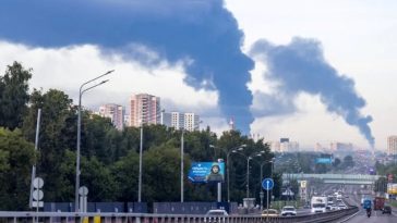 Zece răniţi, inclusiv trei chinezi, în Rusia, în atacuri ucrainene masive cu dronă vizând instalaţii strategice. Centre logistice şi un depozit de petrol, atinse. Incendiu la instalaţie industrială Iujnie Vrata. Comitetul rus de anchetă anchetează un ”ate