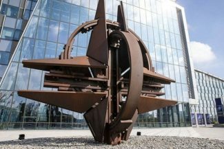 O cetăţeană canadiană de origine chineză, stagiară la NATO, suspectată de spionaj, arestată de poliţia belgiană. Ea lucra la cartierul general NATO al Puterilor Aliate în Europa (SHAPE), la Mons. Percheziţii la domiciliu şi la locul de muncă