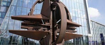 O cetăţeană canadiană de origine chineză, stagiară la NATO, suspectată de spionaj, arestată de poliţia belgiană. Ea lucra la cartierul general NATO al Puterilor Aliate în Europa (SHAPE), la Mons. Percheziţii la domiciliu şi la locul de muncă