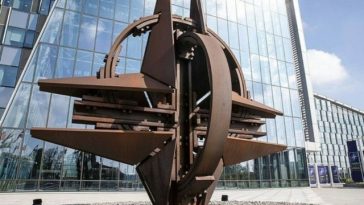 O cetăţeană canadiană de origine chineză, stagiară la NATO, suspectată de spionaj, arestată de poliţia belgiană. Ea lucra la cartierul general NATO al Puterilor Aliate în Europa (SHAPE), la Mons. Percheziţii la domiciliu şi la locul de muncă