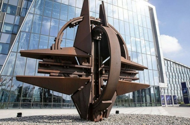 O cetăţeană canadiană de origine chineză, stagiară la NATO, suspectată de spionaj, arestată de poliţia belgiană. Ea lucra la cartierul general NATO al Puterilor Aliate în Europa (SHAPE), la Mons. Percheziţii la domiciliu şi la locul de muncă