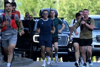 Macron îi salută pe locuitorii Ankarei în timpul unei alegări matinale de o oră, purtând celebrii ochelari de soare