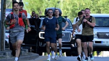 Macron îi salută pe locuitorii Ankarei în timpul unei alegări matinale de o oră, purtând celebrii ochelari de soare