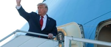 Trump nu a folosit noul Air Force One oferit de Qatar din motive de securitate, la cererea Secret Service, dezvăluie NYT. El a sugerat că el şi avionul pot fi ţinta Iranului. În Regatul Unit, s-a îmbarcat din vechiul în noul avion, către Washington
