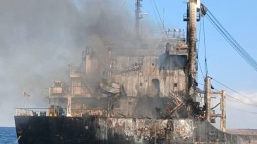O navă comercială aparţinând Turciei, lovită de trei rachete ruseşti. Cinci marinari au fost ucişi, anunţă Kievul