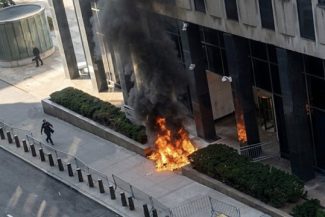 FBI: Un veteran al armatei SUA este acuzat că a aruncat un dispozitiv incendiar asupra unei clădiri federale din New York. El avea asupra sa materiale împotriva ICE – VIDEO