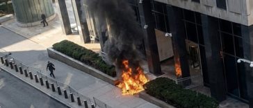 FBI: Un veteran al armatei SUA este acuzat că a aruncat un dispozitiv incendiar asupra unei clădiri federale din New York. El avea asupra sa materiale împotriva ICE – VIDEO