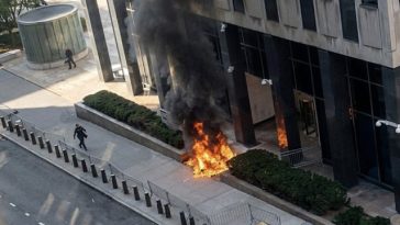 FBI: Un veteran al armatei SUA este acuzat că a aruncat un dispozitiv incendiar asupra unei clădiri federale din New York. El avea asupra sa materiale împotriva ICE – VIDEO