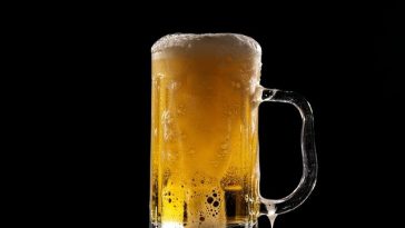 Canicula extremă schimbă obiceiurile de consum şi pune presiune pe producătorii europeni de băuturi