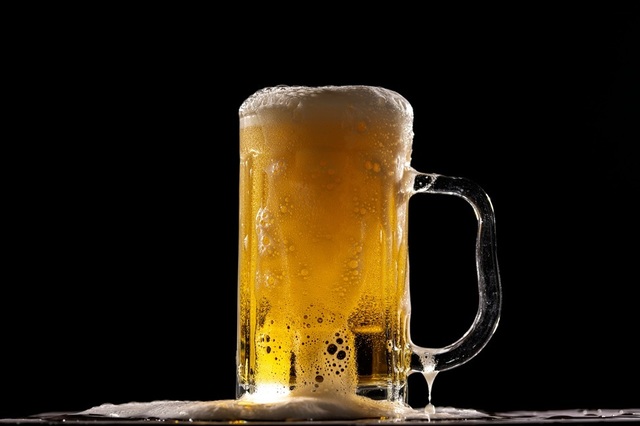 Canicula extremă schimbă obiceiurile de consum şi pune presiune pe producătorii europeni de băuturi