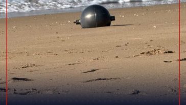 Australia investighează originea unor sfere misterioase aduse de valuri pe plajă