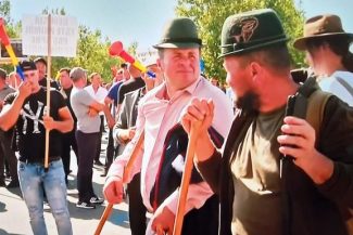 Îmbrânceli între jandarmi şi oieri, la protestul din Piaţa Presei Libere/ Forţele de ordine au folosit gaze lacrimogene/ Protestatarii cer demiterea şefului ANSVSA: „Guvernul să întoarcă capul spre popor, nu să se uite la alţii şi de noi să-şi bată joc”