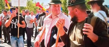 Îmbrânceli între jandarmi şi oieri, la protestul din Piaţa Presei Libere/ Forţele de ordine au folosit gaze lacrimogene/ Protestatarii cer demiterea şefului ANSVSA: „Guvernul să întoarcă capul spre popor, nu să se uite la alţii şi de noi să-şi bată joc”