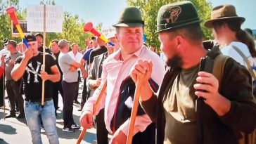 Îmbrânceli între jandarmi şi oieri, la protestul din Piaţa Presei Libere/ Forţele de ordine au folosit gaze lacrimogene/ Protestatarii cer demiterea şefului ANSVSA: „Guvernul să întoarcă capul spre popor, nu să se uite la alţii şi de noi să-şi bată joc”
