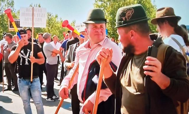 Îmbrânceli între jandarmi şi oieri, la protestul din Piaţa Presei Libere/ Forţele de ordine au folosit gaze lacrimogene/ Protestatarii cer demiterea şefului ANSVSA: „Guvernul să întoarcă capul spre popor, nu să se uite la alţii şi de noi să-şi bată joc”