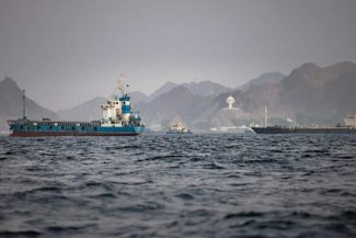 Agenţia britanică de securitate maritimă UKMTO semnalează un nou incident implicând un petrolier şi ”forţe militare” în Strâmtoarea Ormuz. Gardienii Revoluţiei anunţă că au ”oprit în ultimele 24 de ore” patru nave, care încercau să traverseze Strâmtoarea