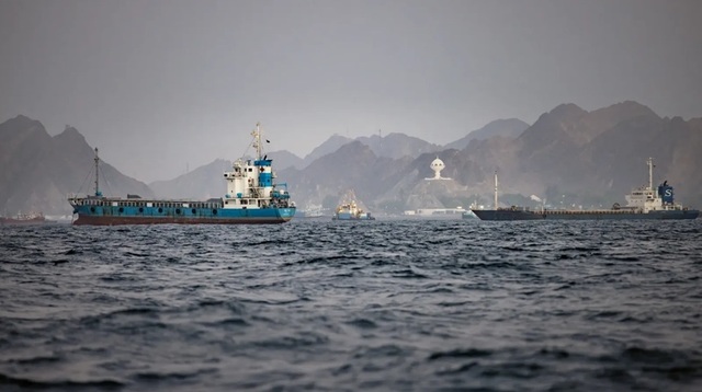 Agenţia britanică de securitate maritimă UKMTO semnalează un nou incident implicând un petrolier şi ”forţe militare” în Strâmtoarea Ormuz. Gardienii Revoluţiei anunţă că au ”oprit în ultimele 24 de ore” patru nave, care încercau să traverseze Strâmtoarea