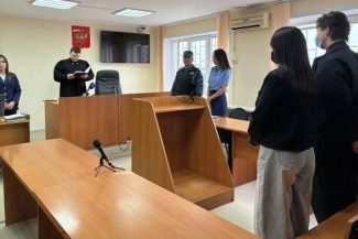 Trei angajaţi ai unui bar de la Orenburg, condamnaţi la închisoare cu privire la participare la ”comunitatea internaţională LGBT”, în ”primul caz penal” de extremism de acest fel din Rusia