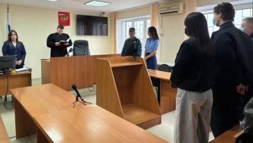 Trei angajaţi ai unui bar de la Orenburg, condamnaţi la închisoare pentru participare la ”comunitatea internaţională LGBT”, în ”primul caz penal” de ”extremism” de acest fel în Rusia