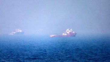 Traficul în Strâmtoarea Ormuz continuă, în pofida unei reluări a ostilităţilor între SUA şi Iran
