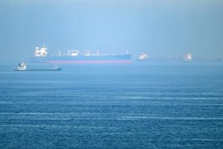 Un petrolier a luat foc după ce a fost lovit de un proiectil în Strâmtoarea Ormuz, în timp ce Iranul îl comemorează pe Khamenei