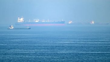 Un petrolier a luat foc după ce a fost lovit de un proiectil în Strâmtoarea Ormuz, în timp ce Iranul îl comemorează pe Khamenei