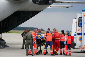 Pacient cu arsuri grave suferite în urma unui incendiu, intubat şi ventilat mecanic, transferat în Belgia, cu o aeronavă Spartan a MApN