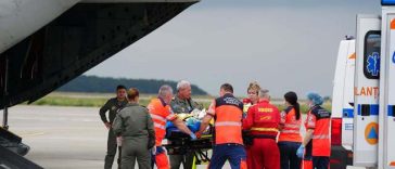 Pacient cu arsuri grave suferite în urma unui incendiu, intubat şi ventilat mecanic, transferat în Belgia, cu o aeronavă Spartan a MApN