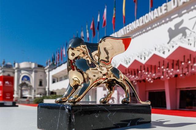 Programul Festivalului de Film de la Veneţia – „Primetime” cu Robert Pattinson, „Wild Horse Nine”, de Martin McDonagh, documentarul despre reunirea formaţiei Oasis/ Film românesc în secţiunea Spotlight