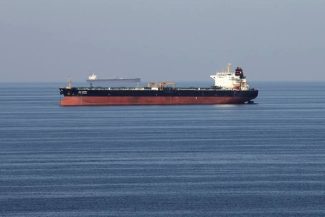 Un petrolier aflat sub sancţiuni este suspectat că provoacă o scurgere de petrol în largul Omanului
