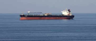 Un petrolier aflat sub sancţiuni este suspectat că provoacă o scurgere de petrol în largul Omanului