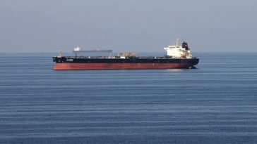 Un petrolier aflat sub sancţiuni este suspectat că provoacă o scurgere de petrol în largul Omanului