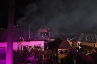 Prahova – Patru case, afectate de un incendiu provocat, cel mai probabil, de un cablu electric defect – FOTO, VIDEO