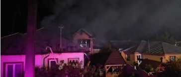 Prahova – Patru case, afectate de un incendiu provocat, cel mai probabil, de un cablu electric defect – FOTO, VIDEO