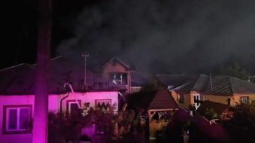 Prahova – Patru case, afectate de un incendiu provocat, cel mai probabil, de un cablu electric defect – FOTO, VIDEO