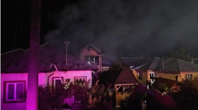 Prahova – Patru case, afectate de un incendiu provocat, cel mai probabil, de un cablu electric defect – FOTO, VIDEO