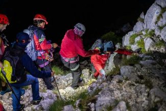 Trei turişti străini, salvaţi de pe creasta Pietrei Craiului după o misiune de şapte ore a salvamontiştilor din Zărneşti/ Intervenţia, îngreunată de faptul că o turistă se rănise la umăr/ Turiştii erau fără sursă de lumină şi fără echipament potrivit