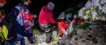 Trei turişti străini, salvaţi de pe creasta Pietrei Craiului după o misiune de şapte ore a salvamontiştilor din Zărneşti/ Intervenţia, îngreunată de faptul că o turistă se rănise la umăr/ Turiştii erau fără sursă de lumină şi fără echipament potrivit
