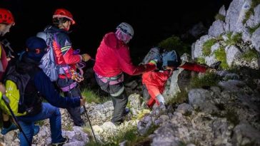 Trei turişti străini, salvaţi de pe creasta Pietrei Craiului după o misiune de şapte ore a salvamontiştilor din Zărneşti/ Intervenţia, îngreunată de faptul că o turistă se rănise la umăr/ Turiştii erau fără sursă de lumină şi fără echipament potrivit