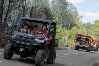Franţa: Fostul ciclist Thibaut Pinot a ajutat pompierii să oprească un incendiu în localitatea Mélisey / Şi fostul fotbalist Pierre Ducasse a sărit în ajutor