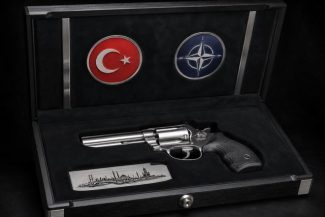 Erdogan le-a făcut cadou liderilor de la summitul NATO pistoale şi muniţie reală