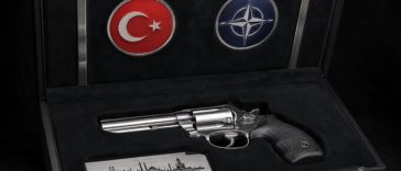 Erdogan le-a făcut cadou liderilor de la summitul NATO pistoale şi muniţie reală