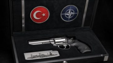 Erdogan le-a făcut cadou liderilor de la summitul NATO pistoale şi muniţie reală