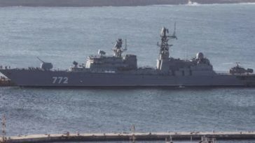 O navă rusă de război a desfăşurat un exerciţiu de tir cu muniţie reală la 74 km de Plymouth, în Canalul Mânecii, în ziua instalării lui Andy Burnham la Downing Street. A cerut HMS Tyne să se repoziţioneze. Kremlinul n-are ”nicio speranţă” la o îmbunătăţi