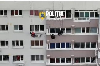 O femeie de 56 de ani care ameninţa că se sinucide, salvată dintr-o clădire din Bucureşti / Echipele de intervenţie au pătruns în apartament prin spargerea uşii şi pe fereastră / Femeia a fost dusă la spitalul de psihiatrie  – FOTO
