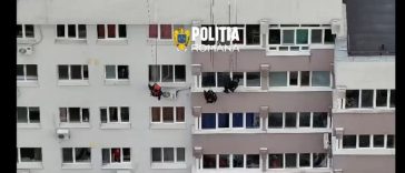 O femeie de 56 de ani care ameninţa că se sinucide, salvată dintr-o clădire din Bucureşti / Echipele de intervenţie au pătruns în apartament prin spargerea uşii şi pe fereastră / Femeia a fost dusă la spitalul de psihiatrie  – FOTO