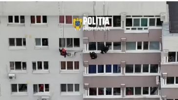 O femeie de 56 de ani care ameninţa că se sinucide, salvată dintr-o clădire din Bucureşti / Echipele de intervenţie au pătruns în apartament prin spargerea uşii şi pe fereastră / Femeia a fost dusă la spitalul de psihiatrie  – FOTO