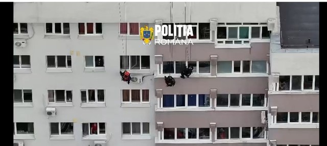 O femeie de 56 de ani care ameninţa că se sinucide, salvată dintr-o clădire din Bucureşti / Echipele de intervenţie au pătruns în apartament prin spargerea uşii şi pe fereastră / Femeia a fost dusă la spitalul de psihiatrie  – FOTO