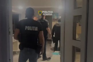 IGPR – 12 percheziţii la angajaţi ai unei societăţi comerciale şi complici ai acestora, suspectaţi de furt din aeronavele unei companii aeriene. Prejudiciul, estimat la 800.000 de euro